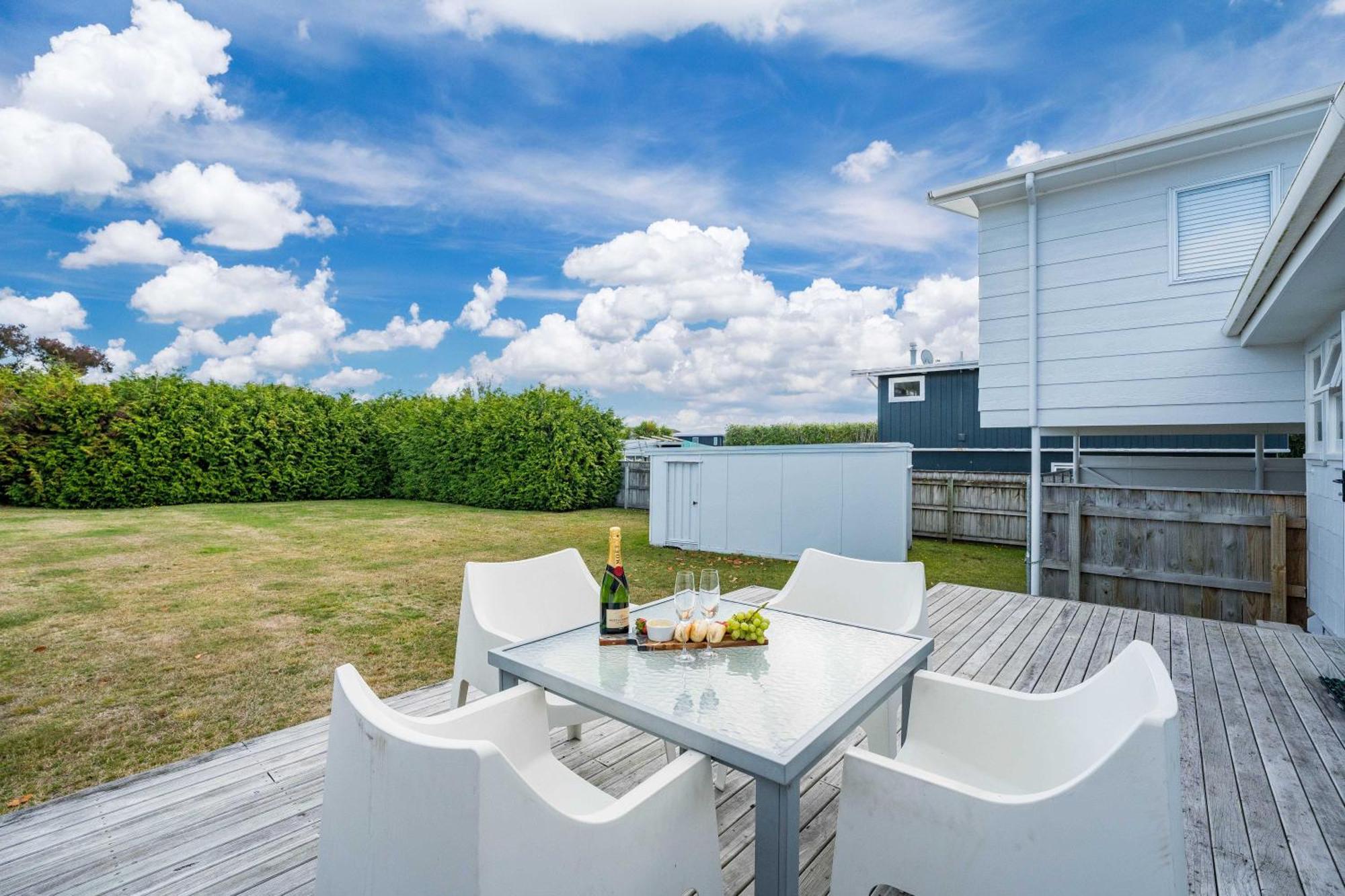 Villa Soak Up The Sun Lago Lago Taupo Exterior foto